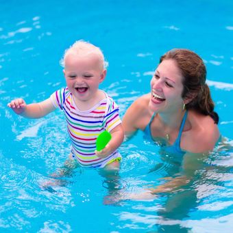 Ouder en kind zwemmen origineel 123rf